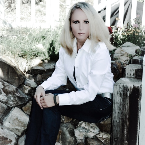 Meet your Posher, Laura - Picture 1 of 1